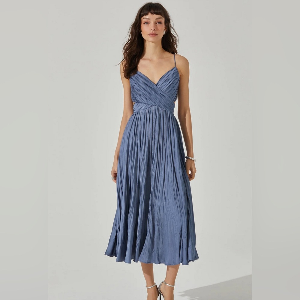 ASTR THE LABEL Capitola Pleated Midi Dress XS in Slate Blue
